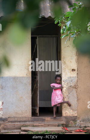 Mädchen vor ihrem Haus in Kampala, Uganda, Afrika Stockfoto