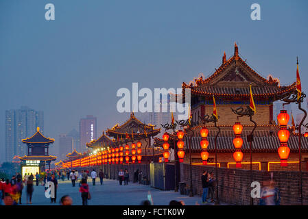 China, Provinz Shaanxi, Xian, Stadtturm Wand und beobachten Stockfoto