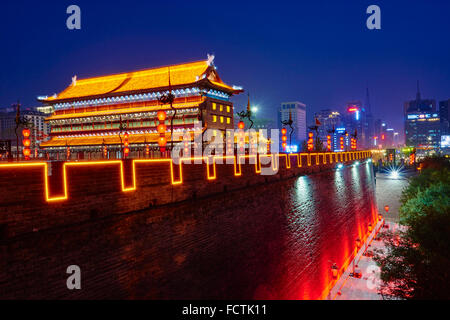 China, Provinz Shaanxi, Xian, Stadtturm Wand und beobachten Stockfoto