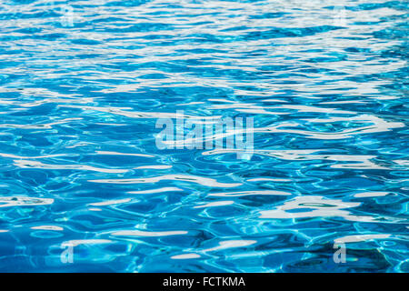 Wellen auf dem Wasser im Schwimmbad. Stockfoto