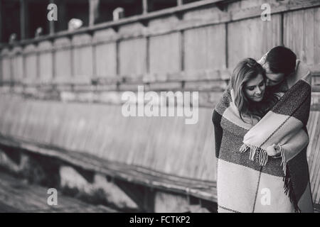 Junges Paar in Plaid gewickelt Stockfoto