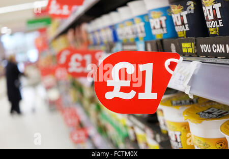 Rot £1 bieten Schild am Supermarktregal Stockfoto