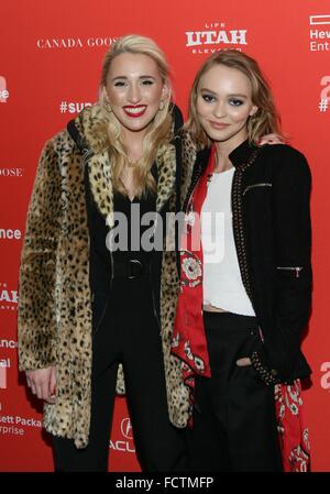 Park City, UT, USA. 24. Januar 2016. Harley Quinn Smith, Lily-Rose Depp im Ankunftsbereich für YOGA HOSERS Premiere beim Sundance Film Festival 2016, Library Center Theatre, Park City, UT 24. Januar 2016. Bildnachweis: James Atoa/Everett Collection/Alamy Live-Nachrichten Stockfoto