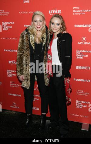 Park City, UT, USA. 24. Januar 2016. Harley Quinn Smith, Lily-Rose Depp im Ankunftsbereich für YOGA HOSERS Premiere beim Sundance Film Festival 2016, Library Center Theatre, Park City, UT 24. Januar 2016. Bildnachweis: James Atoa/Everett Collection/Alamy Live-Nachrichten Stockfoto