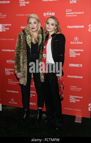 Park City, UT, USA. 24. Januar 2016. Harley Quinn Smith, Lily-Rose Depp im Ankunftsbereich für YOGA HOSERS Premiere beim Sundance Film Festival 2016, Library Center Theatre, Park City, UT 24. Januar 2016. Bildnachweis: James Atoa/Everett Collection/Alamy Live-Nachrichten Stockfoto