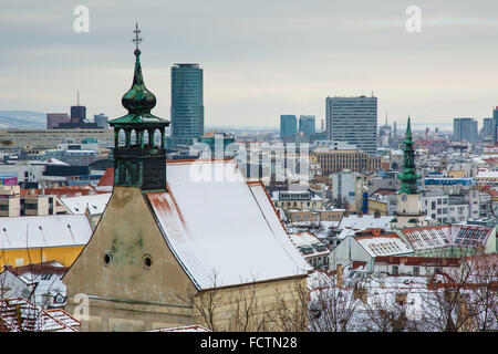 Bratislava, Slowakei - 24. Januar 2016: Winter-Blick auf die Stadt von der Burg Bratislava. Stockfoto