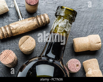 Flasche Wein und Korkenzieher auf dem Graphit-Brett. Stockfoto