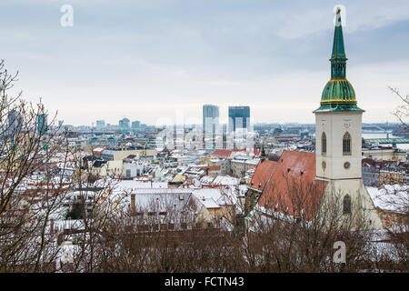 Bratislava, Slowakei - 24. Januar 2016: Winter-Blick auf die Stadt von der Burg Bratislava. Stockfoto