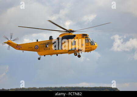 Royal Airforce Westland Sea King HAR.3A Hubschrauber ZH544 auf einem Display in Duxford Flugplatz, Cambridge, UK Stockfoto