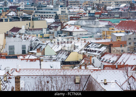 Bratislava, Slowakei - 24. Januar 2016: Winter-Blick auf die Stadt von der Burg Bratislava. Stockfoto