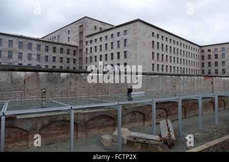 Städtischen Blick über Berlin, Bundeshauptstadt, Deutschland. Abschnitt der Berliner Mauer in der Nähe von der Topographie des Terrors-Geschichte-museum Stockfoto