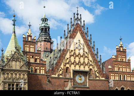 Rathaus-Fassade von Breslau mit dem gotischen Haus Giebel, der Turm und die astronomische Uhr von 1580 Stockfoto