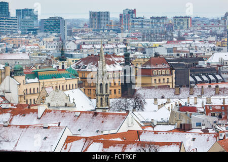 Bratislava, Slowakei - 24. Januar 2016: Winter-Blick auf die Stadt von der Burg Bratislava. Stockfoto