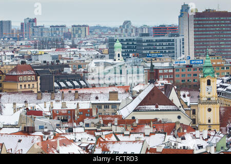 Bratislava, Slowakei - 24. Januar 2016: Winter-Blick auf die Stadt von der Burg Bratislava. Stockfoto