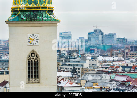 Bratislava, Slowakei - 24. Januar 2016: Winter-Blick auf die Stadt von der Burg Bratislava. Stockfoto