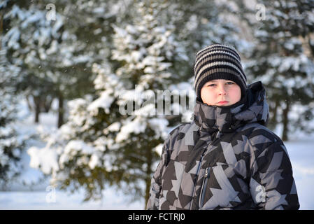 Porträt von Ernst Teenager in einem Pinienwald im winter Stockfoto