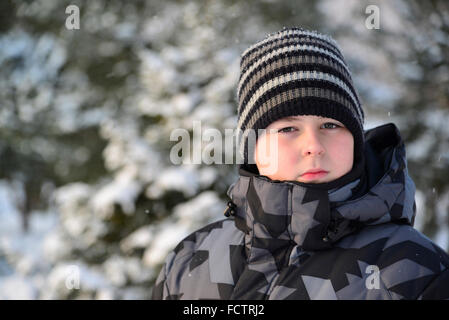 Porträt von Ernst Teenager in einem Pinienwald im winter Stockfoto