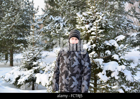 Porträt von Ernst Teenager in einem Pinienwald im winter Stockfoto