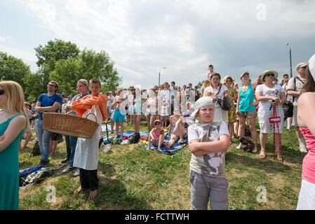 Moskau - 7. Juni 2014: Chapman und Menschen mit einem Korb auf dem historischen Festival "The Times und Epoche". Russland. Stockfoto