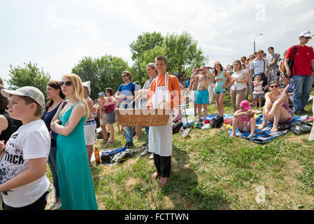 Moskau - 7. Juni 2014: Chapman und Menschen mit einem Korb auf dem historischen Festival "The Times und Epoche". Russland. Stockfoto