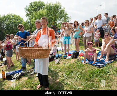 Moskau - 7. Juni 2014: Chapman und Menschen mit einem Korb auf dem historischen Festival "The Times und Epoche". Russland. Stockfoto