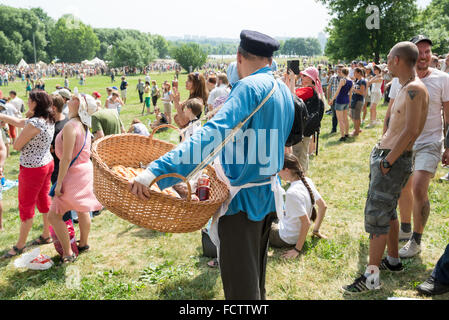 Moskau - 7. Juni 2014: Chapman und Menschen mit einem Korb auf dem historischen Festival "The Times und Epoche". Russland. Stockfoto