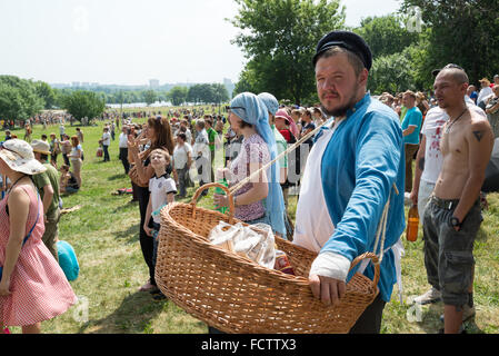 Moskau - 7. Juni 2014: Chapman und Menschen mit einem Korb auf dem historischen Festival "The Times und Epoche". Russland. Stockfoto