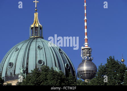 DEU, Deutschland, Berlin, der alten Berliner Dom und der TV Turm auf dem Alexander-Platz.  DEU, Deutschland, Berlin, der Stockfoto