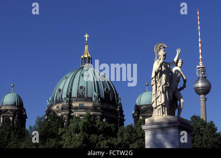 DEU, Deutschland, Berlin, alte Berliner Dom, Statue an der Schlossbrücke, Fernsehturm am Alexanderplatz.  DEU, Deu Stockfoto