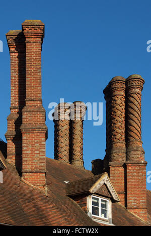 Schornsteine auf die alte Poststation in Albury, Surrey, UK - 19. Jahrhundert Kopien von Tudor entwirft der Architekt Augustus Pugin. Stockfoto