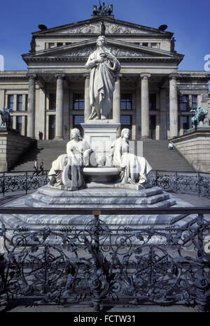 DEU, Deutschland, Berlin, Schiller-Denkmal vor dem Schauspielhaus in der Gendarmenmarket.  DEU, Deutschland, Berlin, da Stockfoto