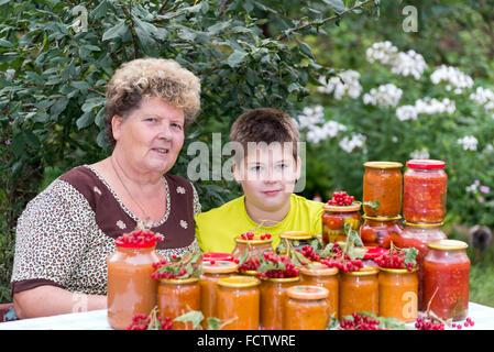 Großmutter und Enkel mit hausgemachten Marmeladen Stockfoto