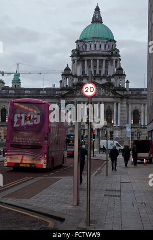 Belfast, UK. 25. Januar 2016. Als Bestandteil der NI Straßenverkehrssicherheit Strategie 2020 einführen für regionale Entwicklung Nordirland hat die Abteilung eine Geschwindigkeitsbegrenzung von 20 km/h im Stadtzentrum von Belfast; mit Wirkung vom Sonntag, 31. Januar 2016. Diese Strategie tauchte erstmals im Juli 2014. Zum Zeitpunkt der DRD sagte: "Wir haben gesagt, unser Engagement in der NI Straßenverkehrssicherheit Strategie 2020 20 mph Pilot unterzeichnet nur Maßnahmen zur Verbesserung der Sicherheit auf unseren Straßen. Eine neue 20 km/h Höchstgeschwindigkeit wird endlich in Kraft treten in Belfast an diesem Wochenende - mehr als drei Monate, nachdem es sollte. Bildnachweis: Bonzo/Alamy Liv Stockfoto