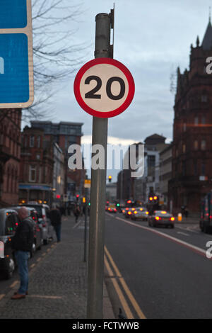 Belfast, UK. 25. Januar 2016. Als Bestandteil der NI Straßenverkehrssicherheit Strategie 2020 einführen für regionale Entwicklung Nordirland hat die Abteilung eine Geschwindigkeitsbegrenzung von 20 km/h im Stadtzentrum von Belfast; mit Wirkung vom Sonntag, 31. Januar 2016. Diese Strategie tauchte erstmals im Juli 2014. Zum Zeitpunkt der DRD sagte: "Wir haben gesagt, unser Engagement in der NI Straßenverkehrssicherheit Strategie 2020 20 mph Pilot unterzeichnet nur Maßnahmen zur Verbesserung der Sicherheit auf unseren Straßen. Eine neue 20 km/h Höchstgeschwindigkeit wird endlich in Kraft treten in Belfast an diesem Wochenende - mehr als drei Monate, nachdem es sollte. Bildnachweis: Bonzo/Alamy Liv Stockfoto