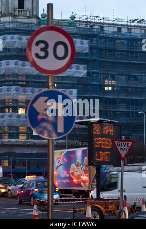 Belfast, UK. 25. Januar 2016. Als Bestandteil der NI Straßenverkehrssicherheit Strategie 2020 einführen für regionale Entwicklung Nordirland hat die Abteilung eine Geschwindigkeitsbegrenzung von 20 km/h im Stadtzentrum von Belfast; mit Wirkung vom Sonntag, 31. Januar 2016. Diese Strategie tauchte erstmals im Juli 2014. Zum Zeitpunkt der DRD sagte: "Wir haben gesagt, unser Engagement in der NI Straßenverkehrssicherheit Strategie 2020 20 mph Pilot unterzeichnet nur Maßnahmen zur Verbesserung der Sicherheit auf unseren Straßen. Eine neue 20 km/h Höchstgeschwindigkeit wird endlich in Kraft treten in Belfast an diesem Wochenende - mehr als drei Monate, nachdem es sollte. Bildnachweis: Bonzo/Alamy Liv Stockfoto