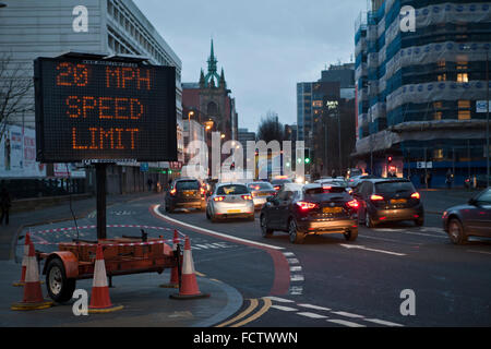 Belfast, UK. 25. Januar 2016. Als Bestandteil der NI Straßenverkehrssicherheit Strategie 2020 einführen für regionale Entwicklung Nordirland hat die Abteilung eine Geschwindigkeitsbegrenzung von 20 km/h im Stadtzentrum von Belfast; mit Wirkung vom Sonntag, 31. Januar 2016. Diese Strategie tauchte erstmals im Juli 2014. Zum Zeitpunkt der DRD sagte: "Wir haben gesagt, unser Engagement in der NI Straßenverkehrssicherheit Strategie 2020 20 mph Pilot unterzeichnet nur Maßnahmen zur Verbesserung der Sicherheit auf unseren Straßen. Eine neue 20 km/h Höchstgeschwindigkeit wird endlich in Kraft treten in Belfast an diesem Wochenende - mehr als drei Monate, nachdem es sollte. Bildnachweis: Bonzo/Alamy Liv Stockfoto