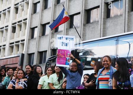 Manila, Philippinen. 25. Januar 2016. Tausende von philippinischen Unterstützer willkommen Ms. Universum 2015 Pia Wurtzbach während der Willkommen Homecoming Parade in Ayala Avenue in Makati City. Bildnachweis: Gregorio B. Dantes Jr./Pacific Press/Alamy Live-Nachrichten Stockfoto