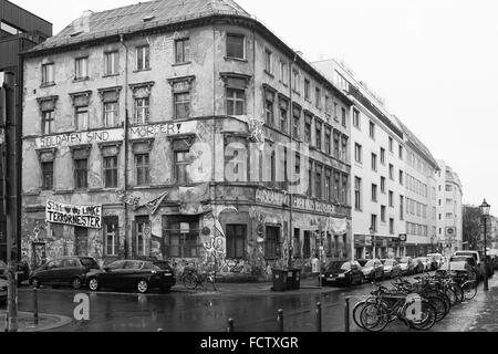 BERLIN - Januar 12: Ex-Squat nicht renoviert in der Linien-Straße in Berlin-Mitte, am 12. Januar 2016 in Berlin. Stockfoto