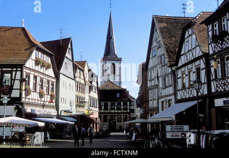 DEU, Deutschland, Bayern, Lohr am Main, Fußgängerzone und St. Michael-Kirche.  DEU, Deutschland, Bayern Lohr am Mai Stockfoto