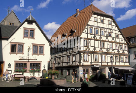 DEU, Deutschland, Bayern, Lohr am Main, befindet sich auf dem Rathausplatz.  DEU, Deutschland, Bayern Lohr am Main, Haeuser bin Stockfoto