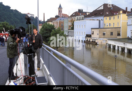 DEU, Deutschland, Bayern, Passau, Hochwasser der Donau, 13.08.2002, Reporter der deutsche Nachrichtensender N-TV.  DEU, Deutschland Stockfoto