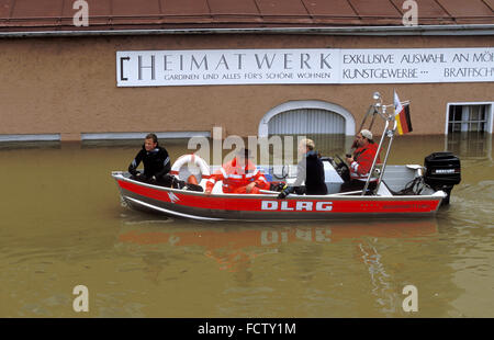 DEU, Deutschland, Bayern, Passau, Hochwasser der Donau, 13.08.2002, Boot der DLRG Bewohner evakuiert.  DEU, Deutschland, B Stockfoto