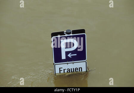 DEU, Deutschland, Bayern, Passau, Hochwasser der Donau, 13.08.2002.  DEU, Deutschland, Bayern, Passau, Hochwasser der Donau bin Stockfoto