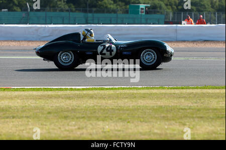 Ein Jaguar d-type, in der Stirling Moss Trophäe für pre' 61 Sportwagen, bei der Silverstone Classic 2015 konkurrierenden Stockfoto