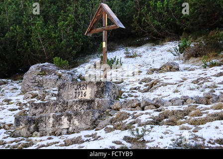 WWI, Hochebene von Asiago. Österreichisch-ungarischen Soldatenfriedhof entlang der Zoviello Straße. Der Zoviello Straße ist gewissermaßen Laufwerk auf Plateau Sette Comuni von der österreichisch-ungarischen Monarchie während des ersten Weltkrieges gebaut, das Gebiet nördlich von der Hochebene des Weges für den einfachen Zugriff von motorisierten Fahrzeugen auf das Gebiet des Monte Forno erreichen auszustatten. Stockfoto