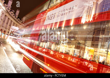 Roter Bus an der Regent Street in London. Unscharfe Lichter aus langen Verschlusszeiten. Stockfoto