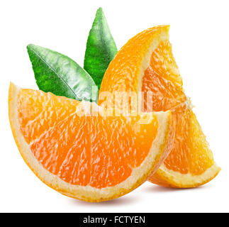 Zwei Segmente des orange Frucht mit Blättern. Datei enthält Beschneidungspfade. Stockfoto