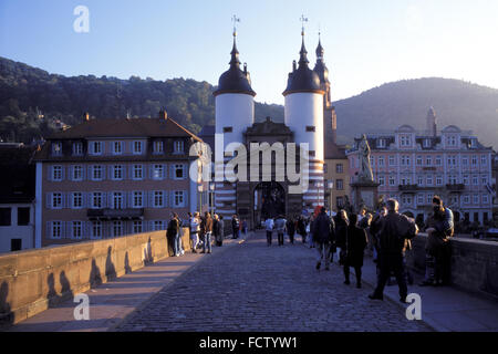 DEU, Deutschland, Heidelberg, der alten Brücke mit dem Brücke-Tor.  DEU, Deutschland, Heidelberg, sterben Alte Bruecke Mit Brueckentor. Stockfoto