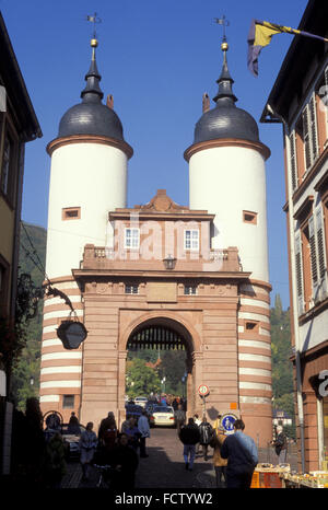 DEU, Deutschland, Heidelberg, das Brücke-Tor der alten Brücke über den Fluss Neckar.  DEU, Deutschland, Heidelberg, Das Tisches Stockfoto