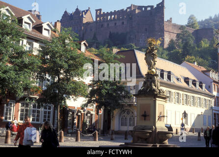 DEU, Deutschland, Heidelberg, Marienstatue an der Kornmarket Blick auf die Burg.  DEU, Deutschland, Heidelberg, sterben Mariensta Stockfoto